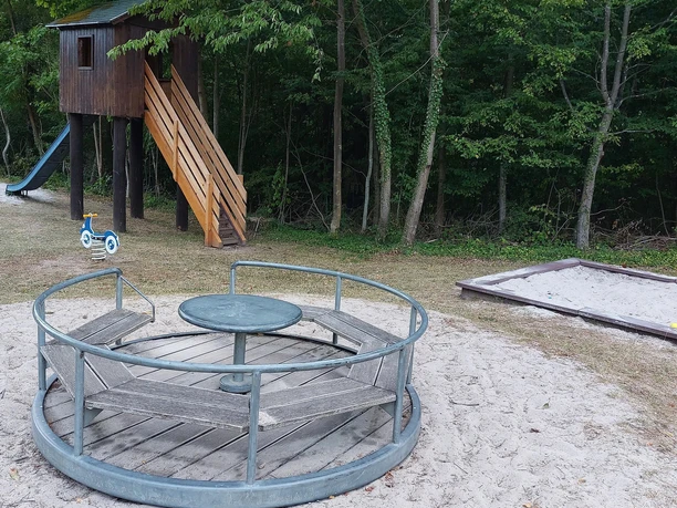 Karusel auf dem Spielplatz