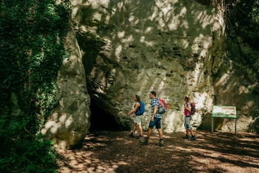 Wanderer an der Kakushöhle