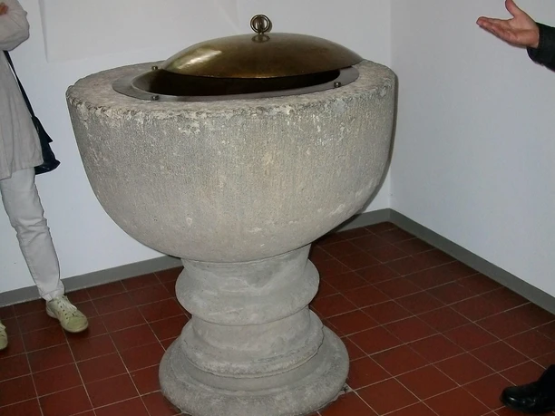 alter Taufstein der romanischen Kirche Kircheib
