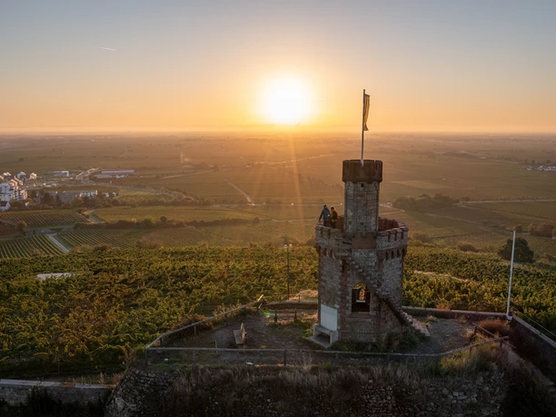 Flaggentürmchen bei Sonnenuntergang