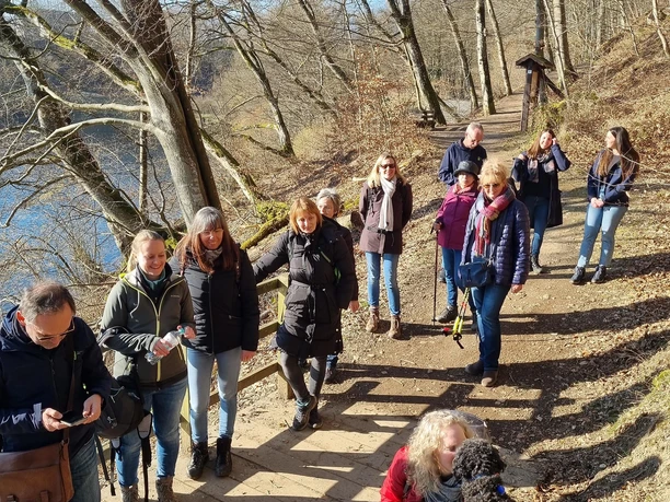Besucher am Ulmener Maar