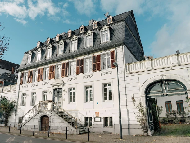 Roentgenhaus mit Schreinerei Roentgenhaus mit Schreinerei