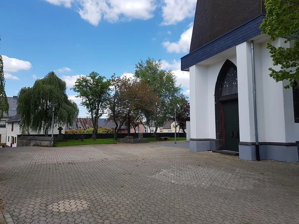 Platz vor der Pfarrkirche Platz vor der Pfarrkirche