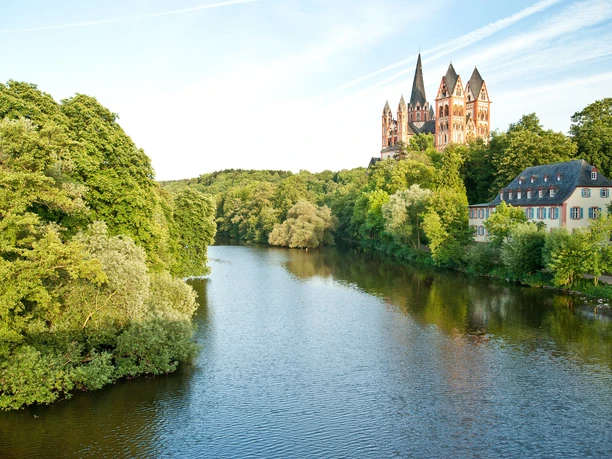 Der Limburger Dom thront oberhalb der Lahn