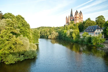 Der Limburger Dom thront oberhalb der Lahn