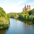 Der Limburger Dom thront oberhalb der Lahn