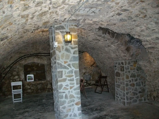 Im Gewölberaum des Dorfgefängnisses