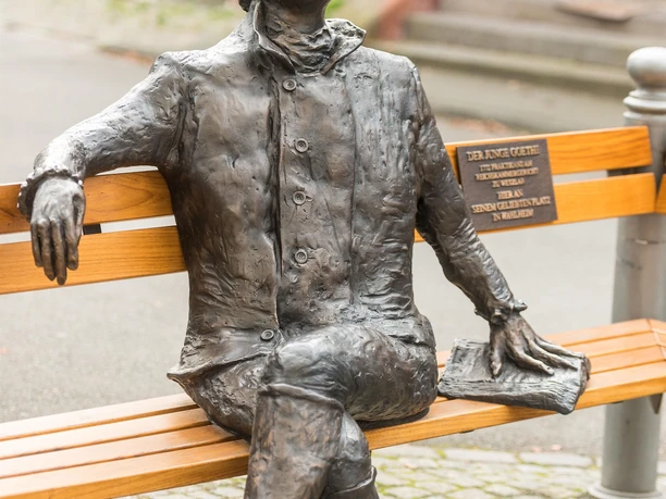 Nehmen Sie doch neben Goethe Platz. Nehmen Sie doch neben Goethe Platz.