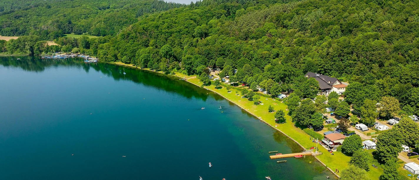 Laacher See mit Segelclub und Campingplatz