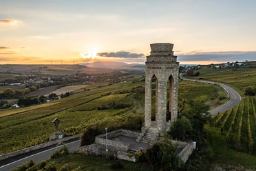 Sonnenuntergang am Ehrenmal im Zellertal