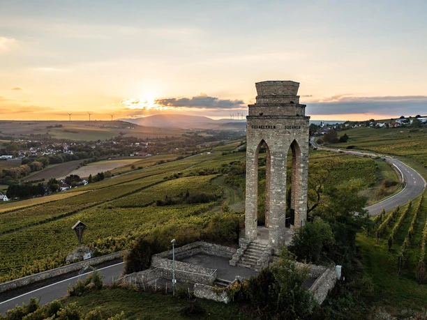 Sonnenuntergang am Ehrenmal im Zellertal