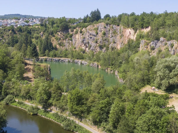 Baggersee und Lahn, dazwischen der Lahnradweg