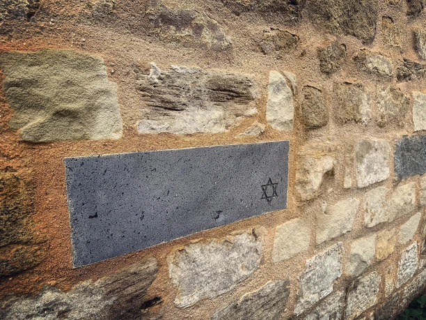 Mauer mit Davidstern als Grabstein-Platzhalter