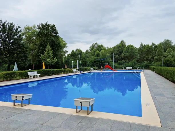 Freibad Sprendlingen mit Startblöcken