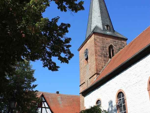 Rathaus und Kirche in Heuchelheim Rathaus und Kirche in Heuchelheim