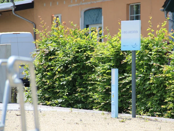 Ladestation an der Erlebnisstation Bahnhof Hkeil