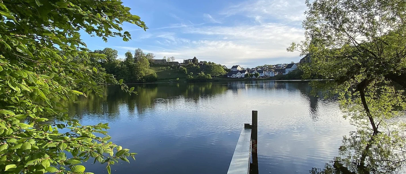Ulmener Maar mit Blick auf die Burgruine