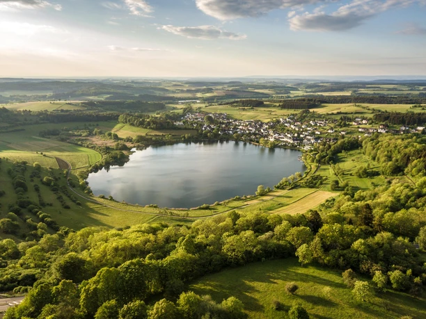 Schalkenmehrener Maar von oben
