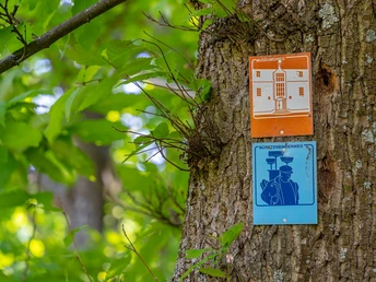 Markierung Bürstenbinderweg und Museumsweg