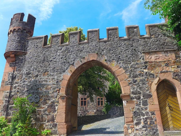 Tor zur Unterburg mit Hotel