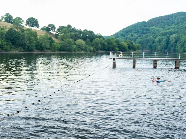 Blick aufs Wasser im Naturerlebnisbad Einruhr