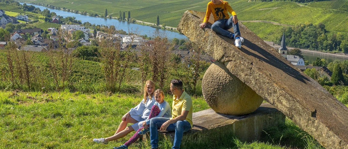 Skulptur Knie im Gelenk Nittel