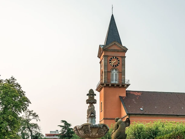 Die Kirche grenzt an den Oberen Kurpark an