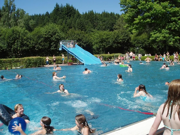 Waldfreibad Prüm mit Rutschbahn