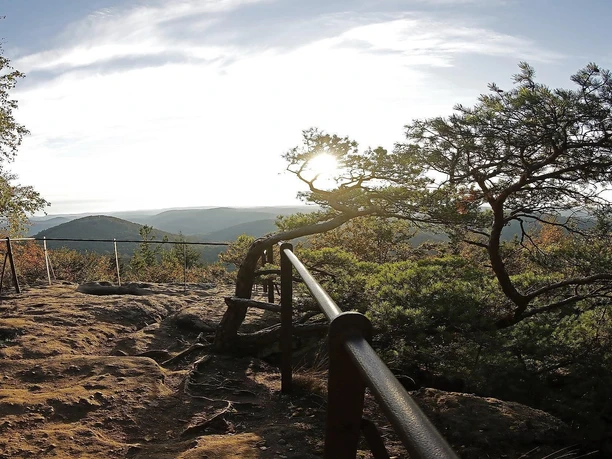 Westfels mit Geländer