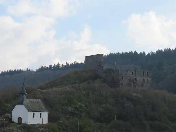 Blick auf Kapelle und Virneburg