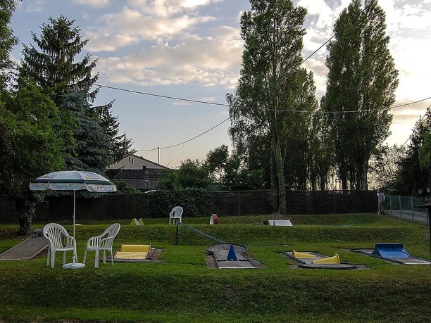 Abendsonne über Minigolfplatz am Hotel HANSA