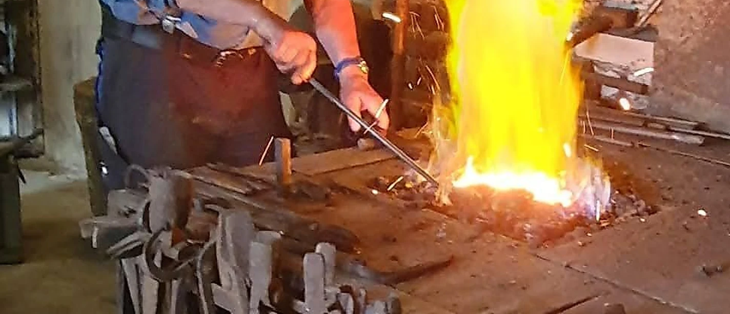 Schmied bei der Arbeit