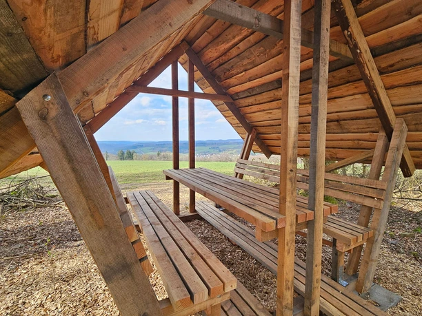 Innenansicht m. Ausblick Schutzhütte Löwenspur rot