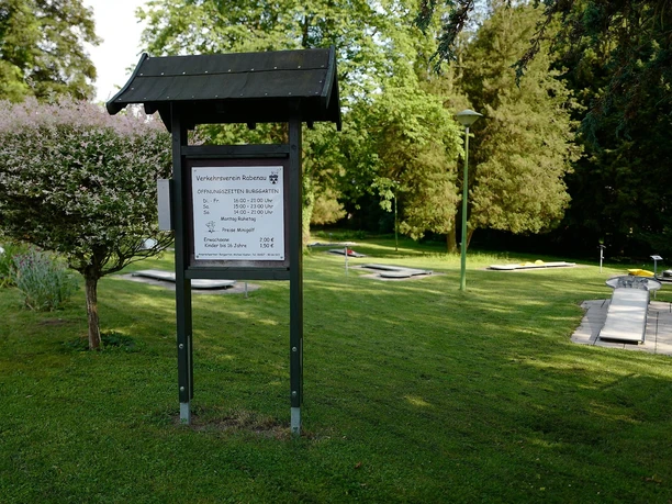 Hinweisschild Minigolfanlage