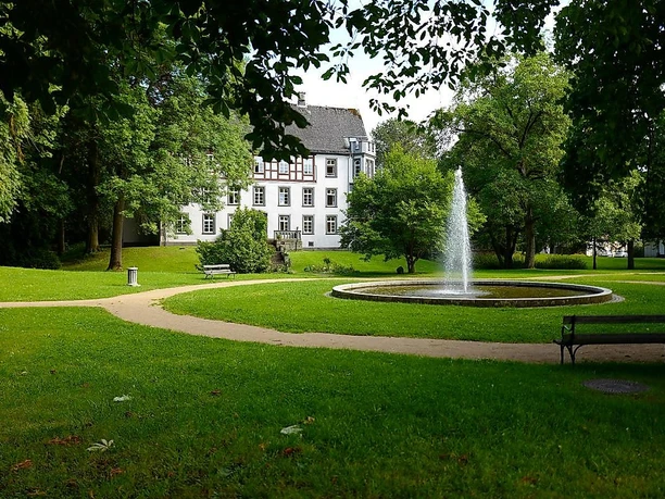 Schlosspark mit Springbrunnen Buseck