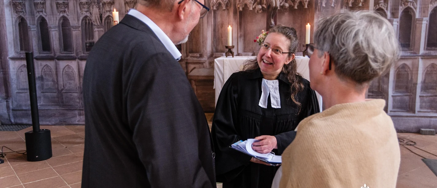 Pfrin. Karin Weigel bei einer Trauung
