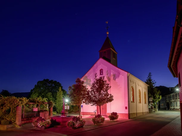 Alsterweiler Kapelle in Rosa