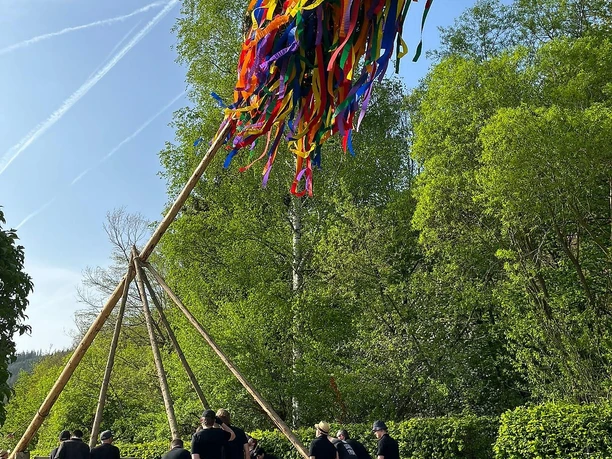 Aufstellen des Maibaums