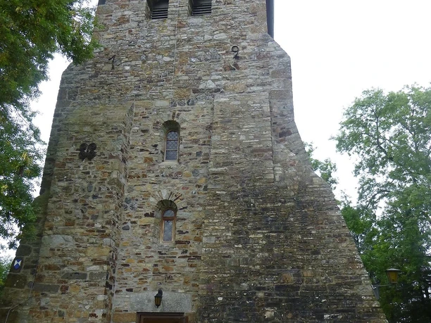 Westansicht romanische Kirche Kircheib