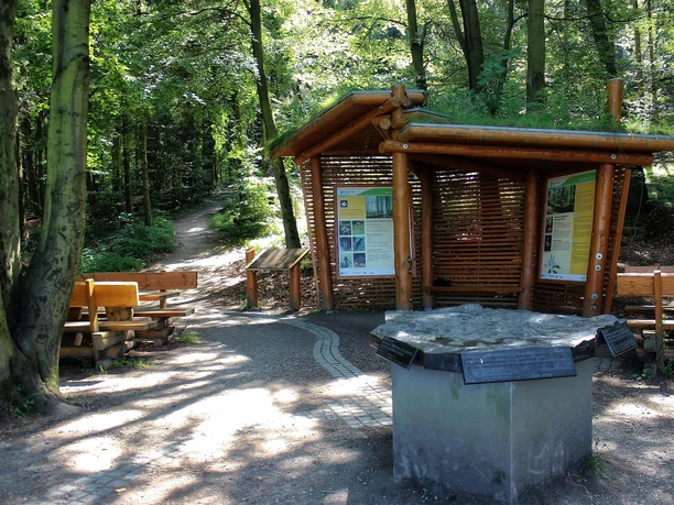 Sitzgruppe, Unterstand und Bronzemodell