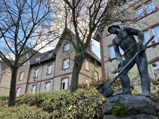 Eisengießerdenkmal vor der Arbeitersiedlung