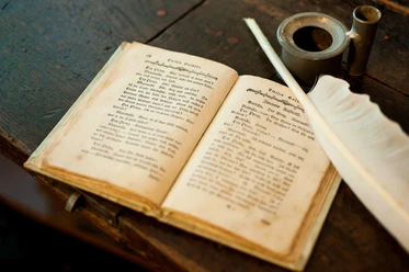 Buch mit Feder im Jerusalemhaus