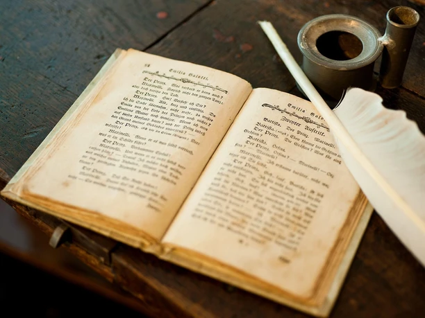 Buch mit Feder im Jerusalemhaus