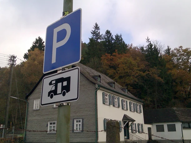 Wohnmobilstellplatz Beschilderung