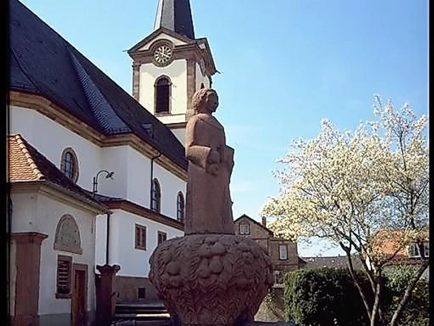 Kirche mit Brunnen