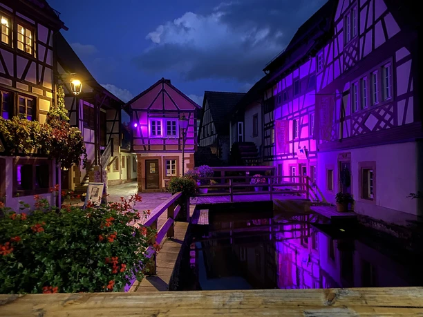 Museum rosa Leuchten bei Nacht