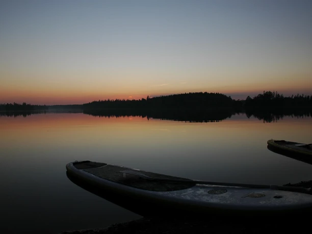 Stand Up Paddling in der Dämmerung