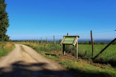 Eifel-Blick mit Infotafel