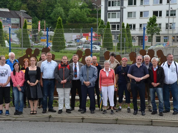Gruppenfoto Akteure vor den Figuren