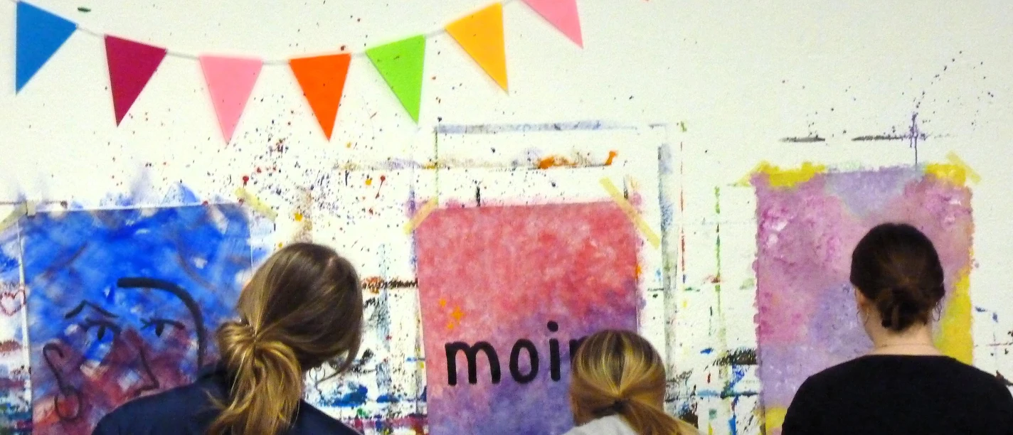 Jugendliche malen an der Malwand